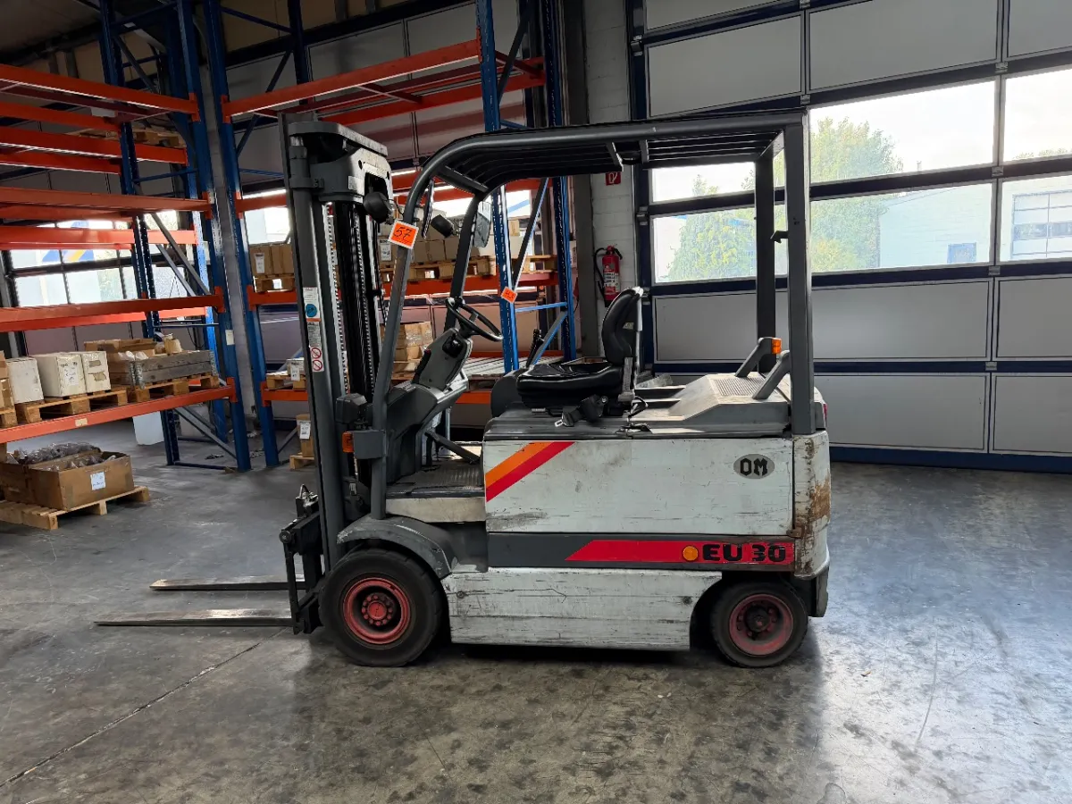 Chariot élévateur électrique (OM CARRELLI. EU 30)