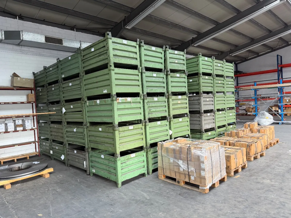 Partij stalen containers (10 stuks)