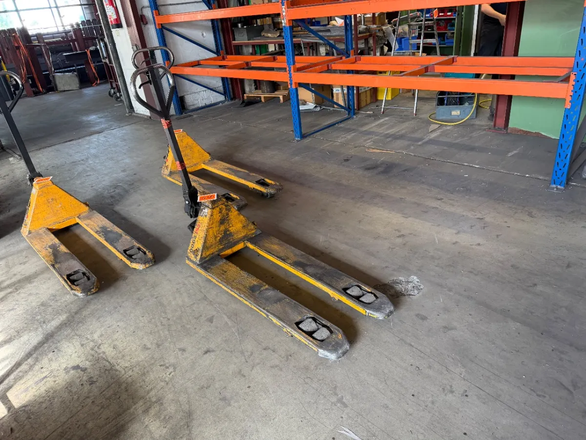 Hand pallet truck