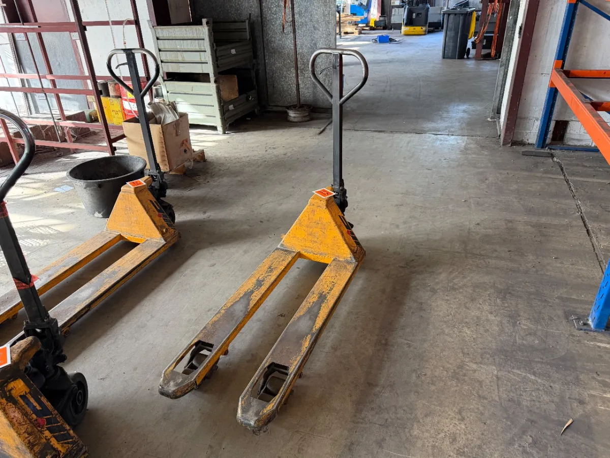 Hand pallet truck