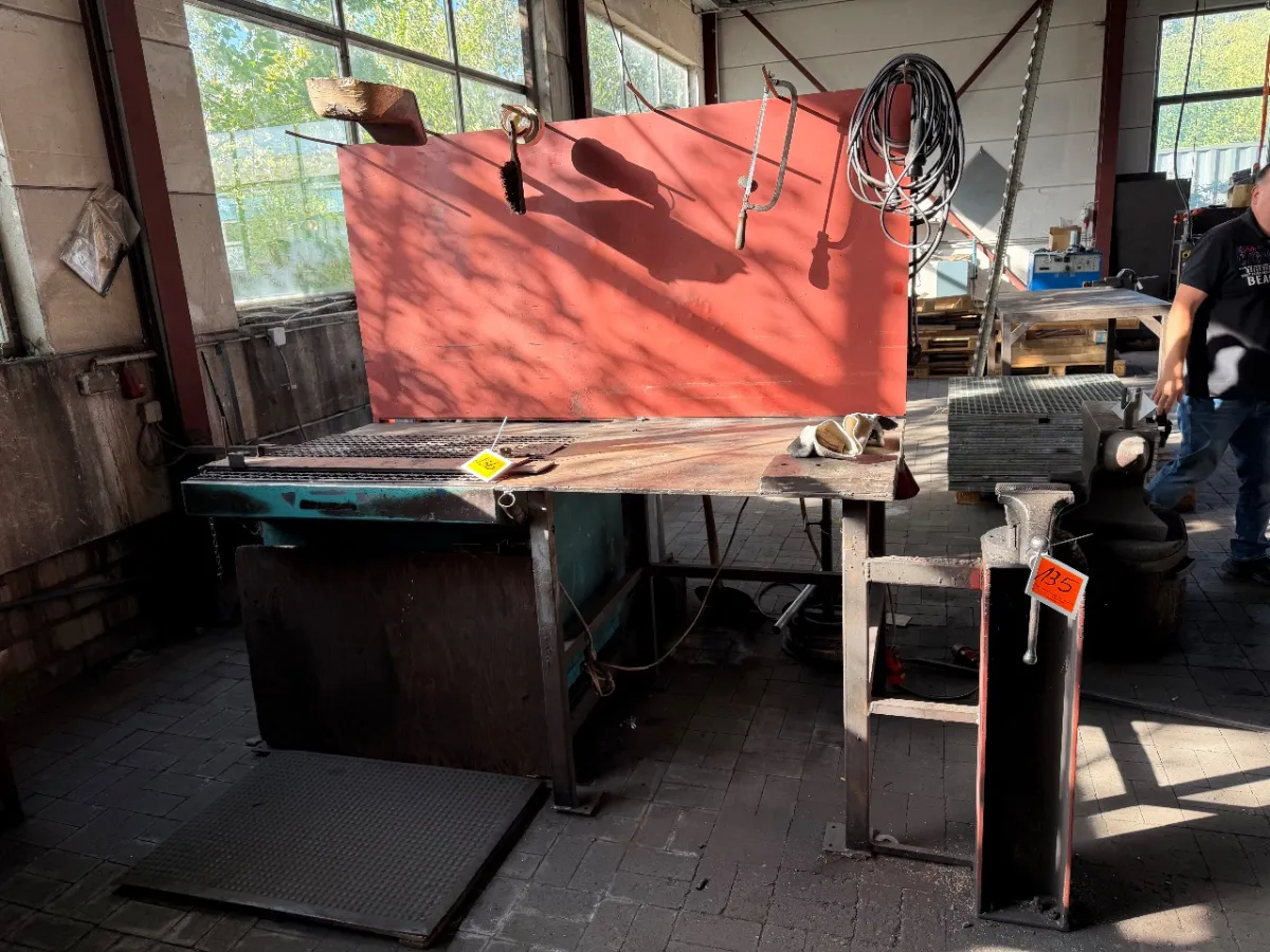 Table de travail en fer (avec dossier)