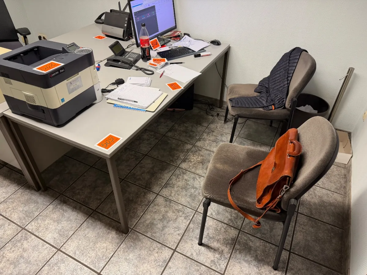 Schreibtisch + 2 Besucherstühle