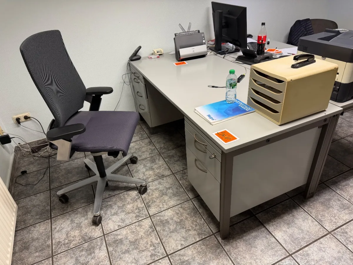 Bureau (caisson des deux côtés) + (1 fauteuil de bureau)