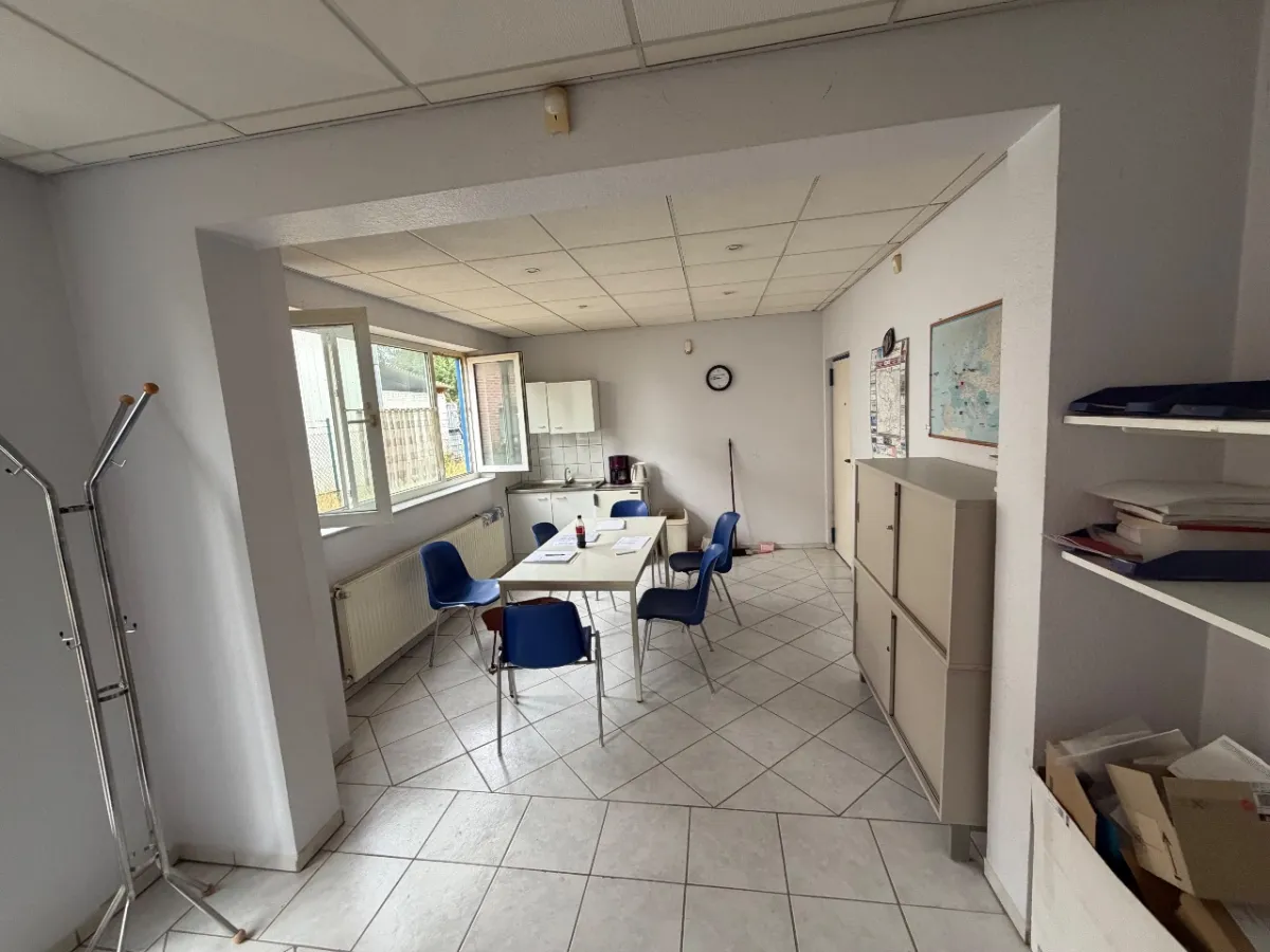 Table de cuisine avec 6 chaises (empilables)