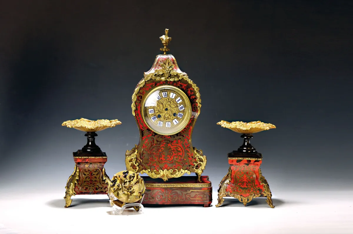 Smaller pendulum clock with side pieces, France around 1870, Boulle case on separate