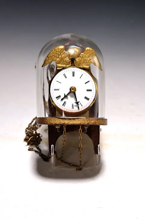 Petite horloge murale sous globe de verre, Allemagne du Sud, vers 1820, montée sur socle en bois
