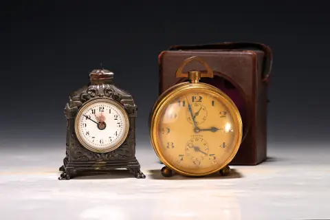 2 petits réveils, 1x France vers 1900, 1x Zenith vers 1950, a) fonte décorée