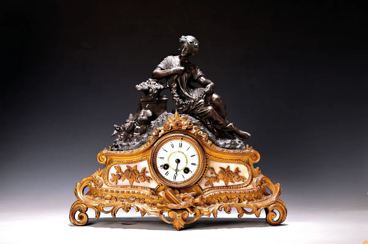 Schoorsteenklok, Frankrijk, ca. 1900, sokkel van versierd gegoten messing met albast inleg