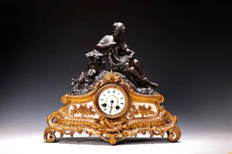 Pendule, France, vers 1900, socle en fonte de laiton ornée d'incrustations d'albâtre