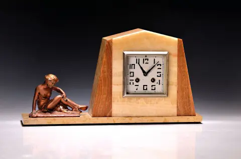 Pendule de table, France, années 1930, Art déco, boîtier en marbre avec figure féminine, couvercle en verre