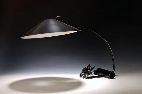 Lampe de table, probablement Artimeta, années 1980, structure laquée noire, intérieur blanc