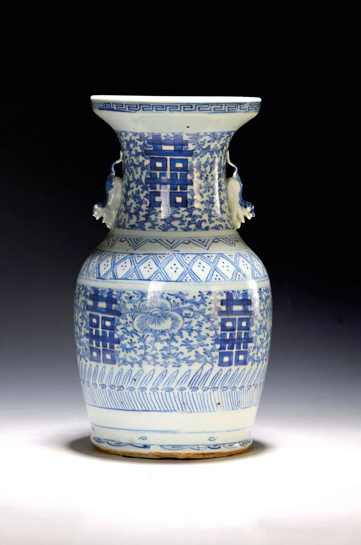 Váza, Čína, kolem 1860, porcelán, modrá podglazurní malba symbolů štěstí