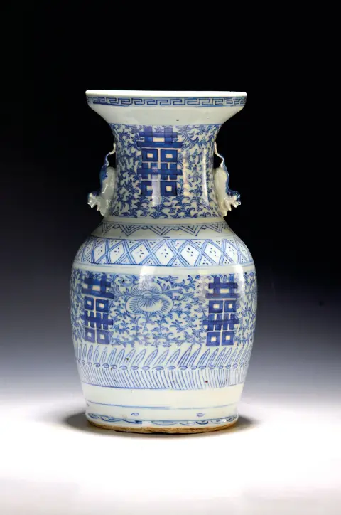 Vase, Chine, vers 1860, porcelaine, décor bleu sous glaçure de symboles de bonheur