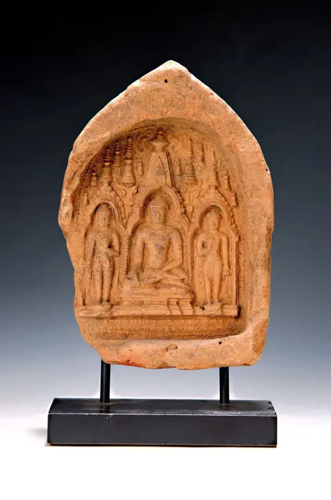 Reliquaire ou plaque votive, Birmanie, 19e s., terre cuite, champ d'image en creux avec au centre