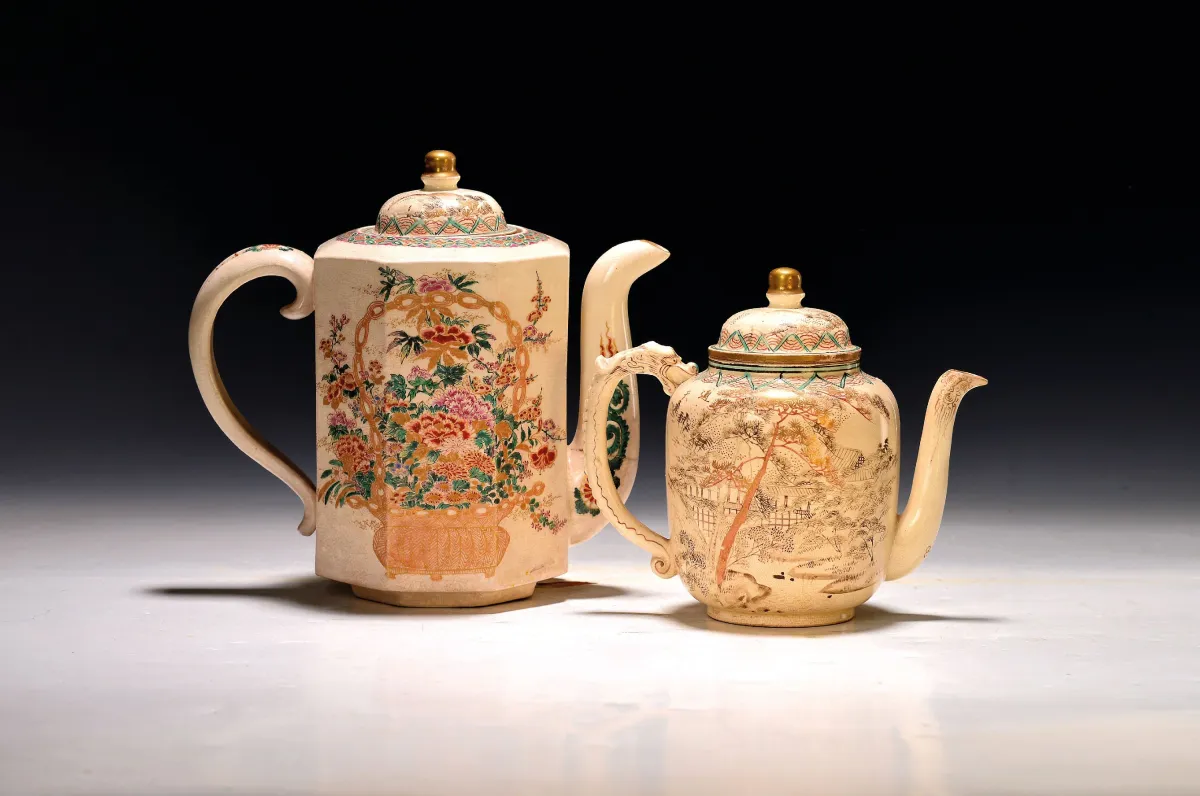 Zwei Kannen und ein Milchkännchen, Untertasse, Satsuma, Japan, Ende 19. Jh.,