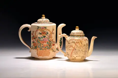 Deux pots et un pot à lait, soucoupe, Satsuma, Japon, fin 19e s.