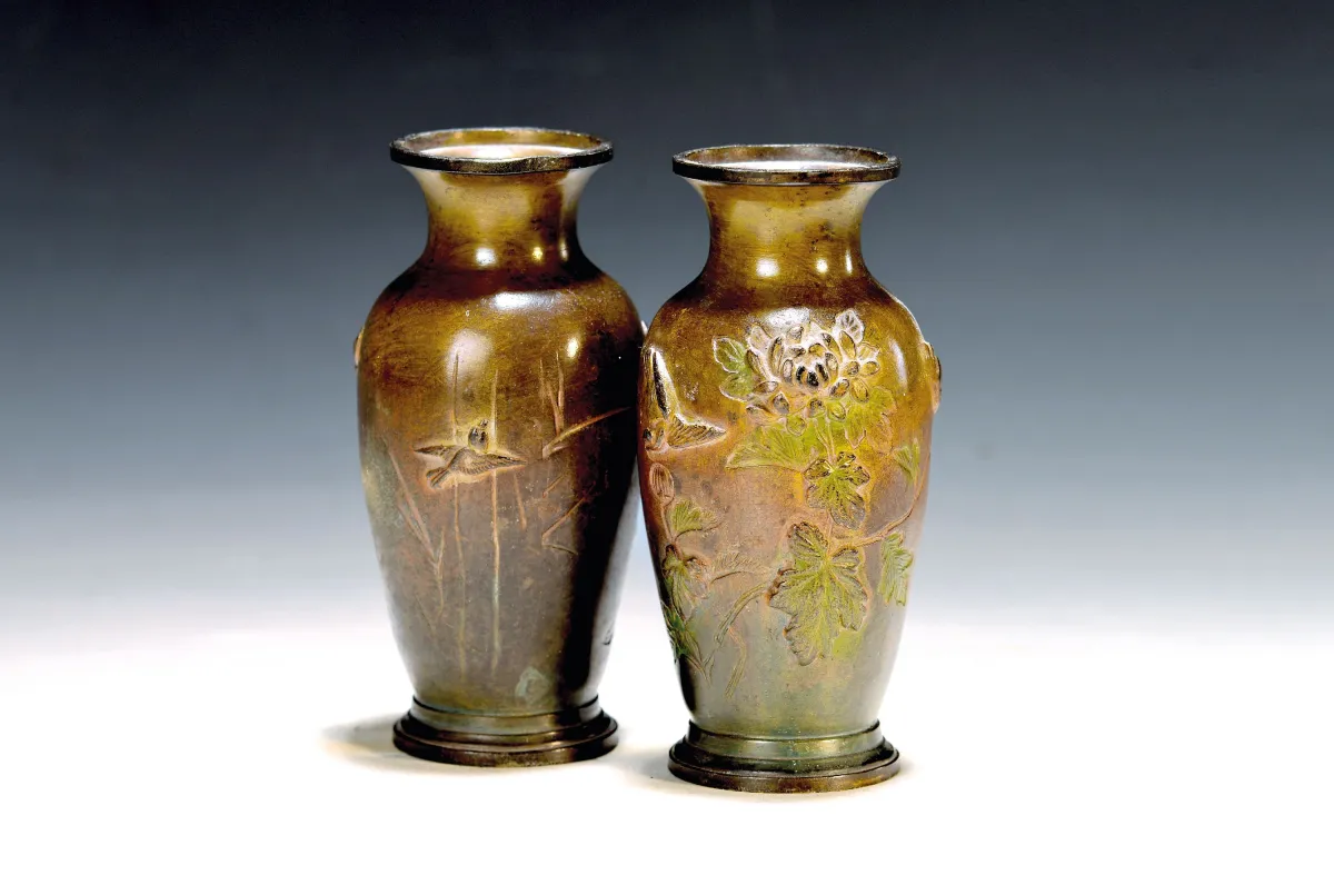 Pár váz, Japonsko, kolem 1900, bronz, reliéf chryzantémy a ptáci, v. každá cca