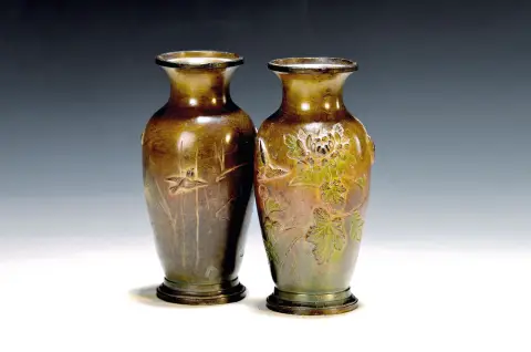 Paire de vases, Japon, vers 1900, bronze, relief chrysanthèmes et oiseaux, H. env.