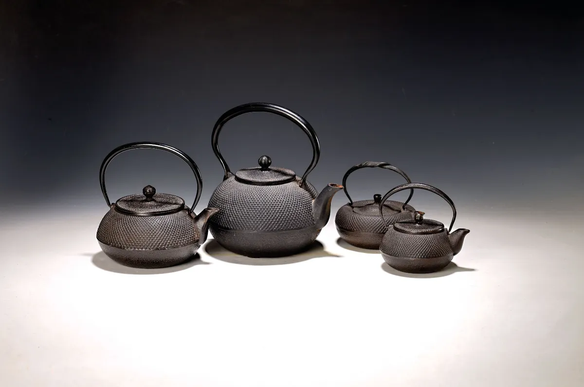 Čtyři japonské čajové konvice Testsubin, Japonsko, kolem 1900, litina, reliéf, s