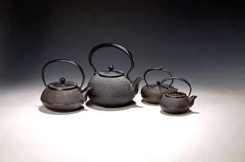 Quatre théières Testsubin japonaises, Japon, vers 1900, fonte, relief, avec