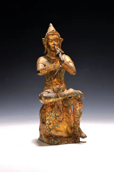 Figurine en bronze / joueur de flûte, Thaïlande, 19e siècle, restes de dorure, assis