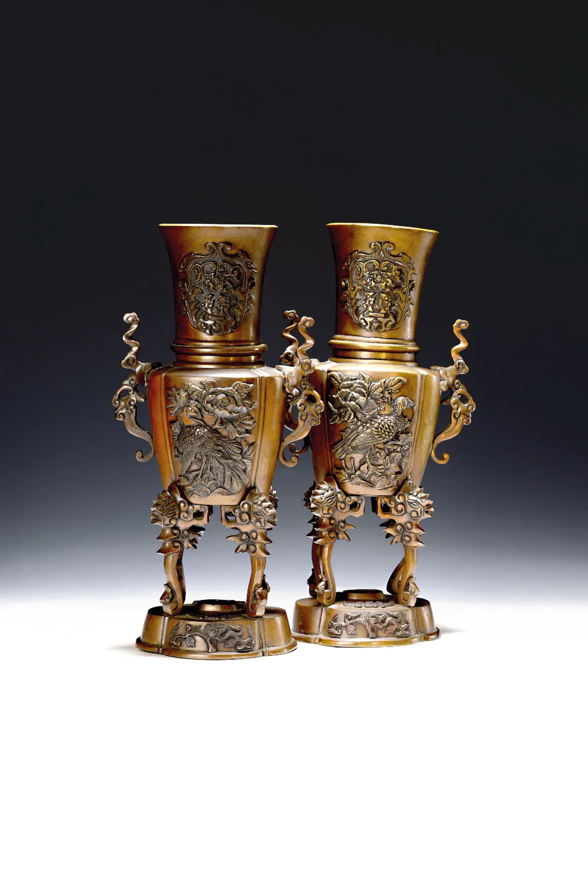 Zwei Koro, Japan, um 1900, Bronze, reliefiert mit Vögel, Blumen und Masken, H. je ca