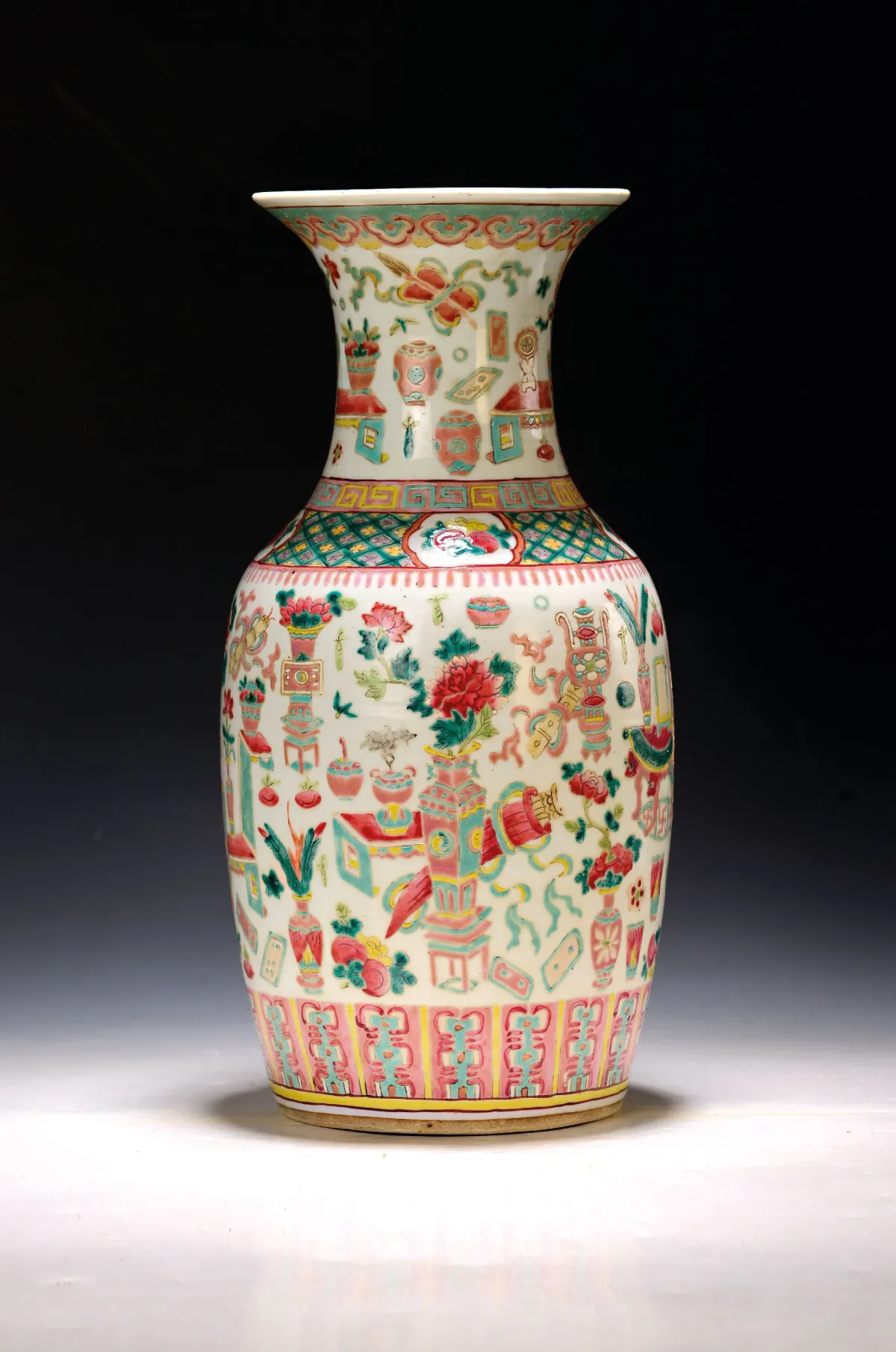 Váza, Čína, kolem 1860/70, porcelán, barevně malovaný s vázami a symboly štěstí, v. cca