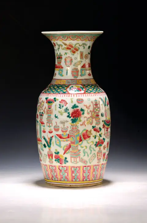 Vase, Chine, vers 1860/70, porcelaine, peint polychrome avec vases et symboles de bonheur, H. env.