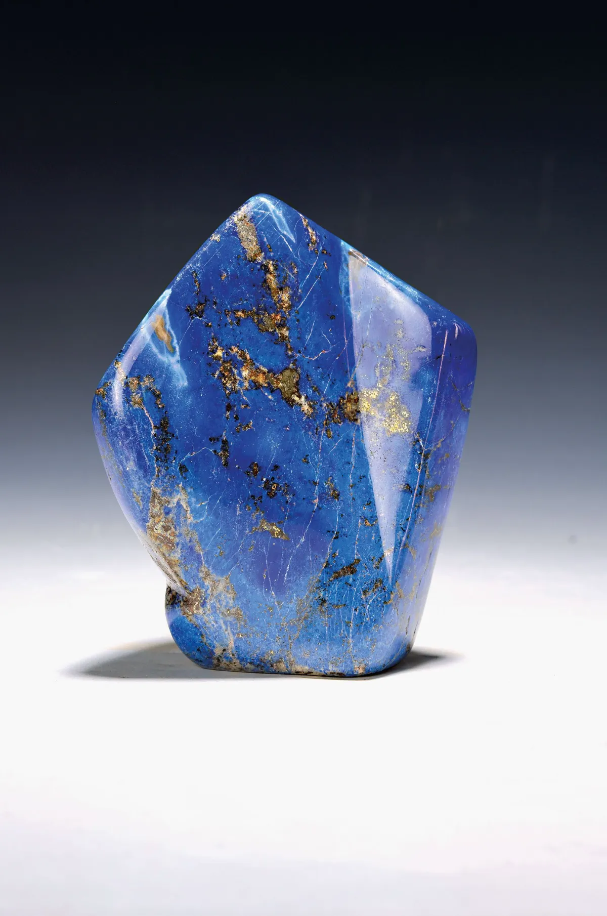 Lapis-lazuli en forme libre, Afghanistan, 1445g, taillé et poli, bleu clair