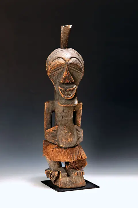 Figure de force Nkishi, Songye, Rép. du Congo, milieu du 20e s., bois sculpté, applique textile