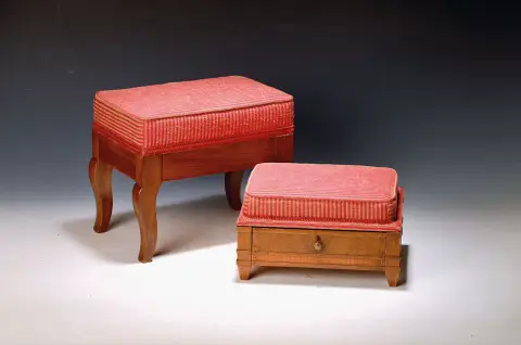 Deux repose-pieds Biedermeier, probablement Allemagne du Sud, 1re moitié 19e s., noyer