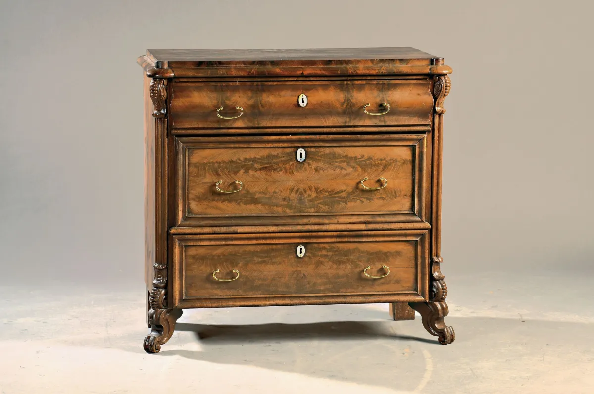 Commode Biedermeier, 19e s., placage de noyer, 3 tiroirs, garnitures en laiton, env.