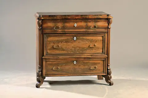 Commode Biedermeier, 19e s., placage de noyer, 3 tiroirs, garnitures en laiton, env.