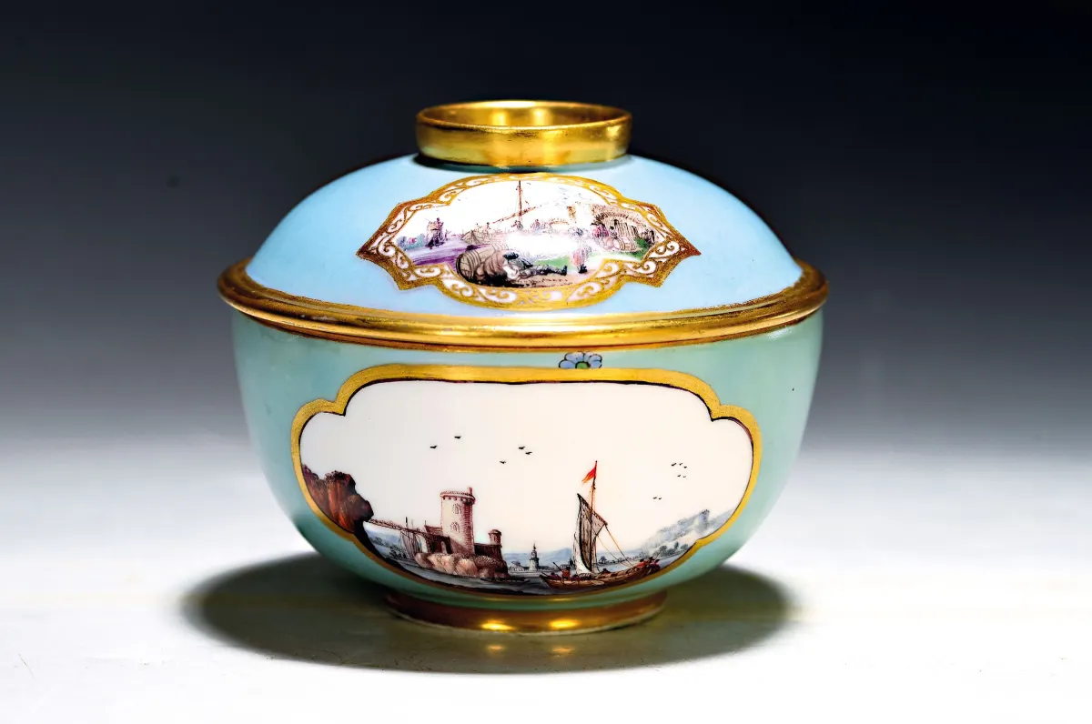 Lidded box, Meissen, circa 1740, porcelain, turquoise ground, reserves fine