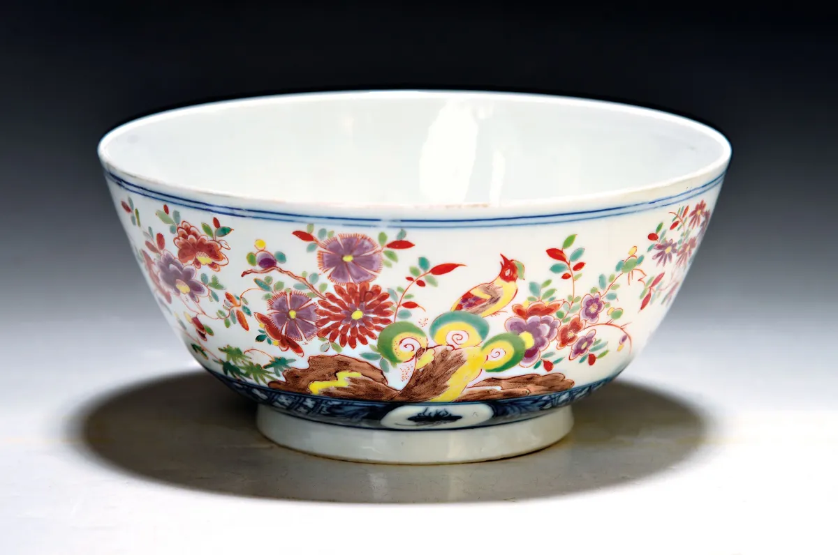 Coupe précoce, Meissen, vers 1725, porcelaine, restaurée, décor Kakiemon, rocher et oiseau