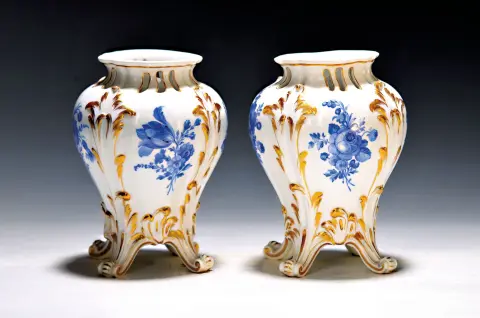 Paire de vases rococo, Meissen, vers 1774-1814, porcelaine, sur quatre pieds, soi-disant