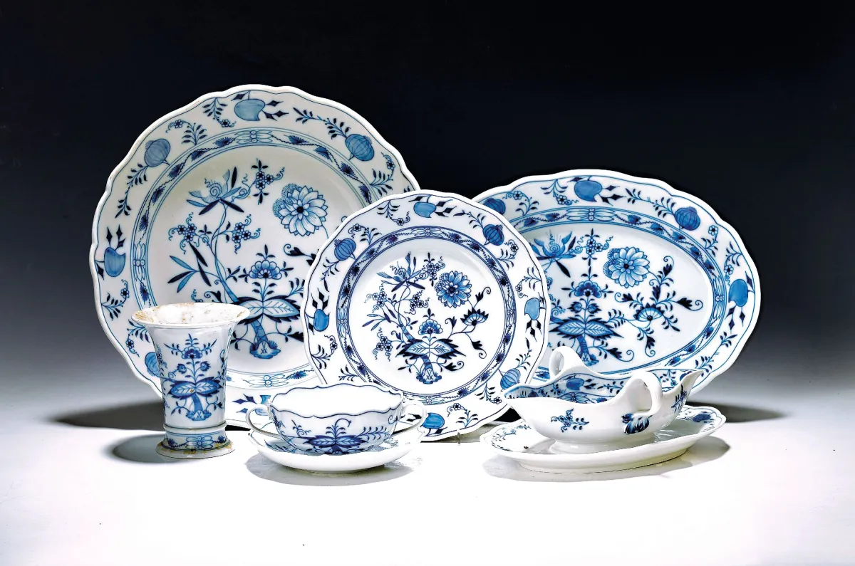 Jídelní servis, Meissen, 30. léta, cibulový vzor, 12 menu talířů, 6 polévkových šálků s