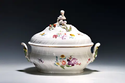 Grande terrine couverte avec présentoir, Meissen, vers 1750, porcelaine, relief Neu-Ozier,