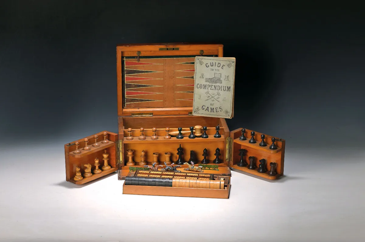 Victorianisches Spiele-Kompendium, England, 19. Jh., dreifach aufklappbare Holzbox,