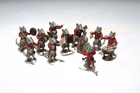 Orchestre de souris 10 pièces, bronze viennois, signé Bergmann, (au tambour), chef avec 9