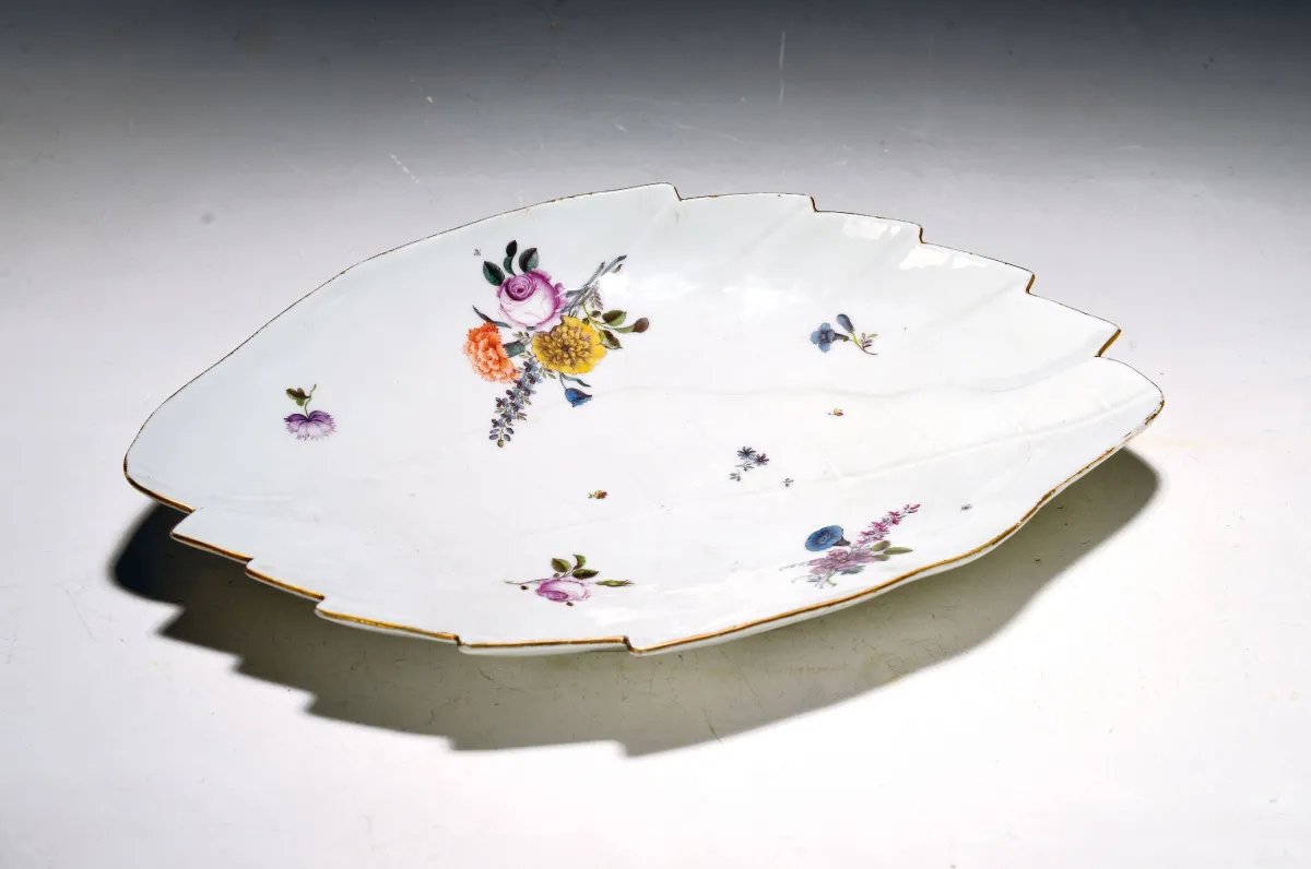 Velká listová mísa, Meissen, kolem 1750, porcelán, polychromně malovaná, design J.J