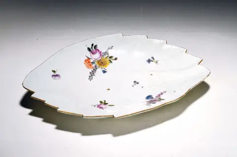 Grande coupe feuille, Meissen, vers 1750, porcelaine, décor polychrome, design J.J