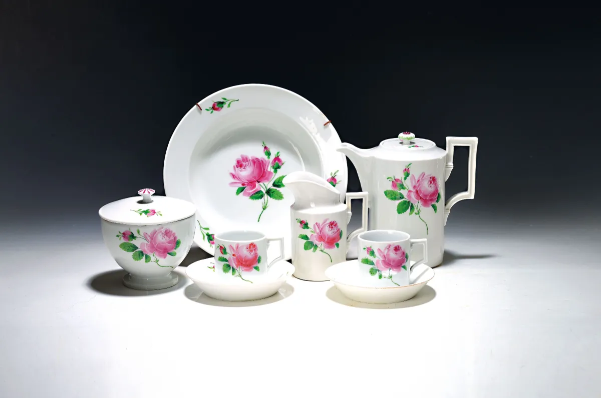 Soubor porcelánu, Míšeň, 19. stol., dekor červené růže, klasicistní forma, konvice