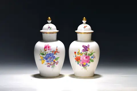 Paire de vases couverts, Meissen, années 1970, 1er choix, forme balustre, bords dorés, couleurs