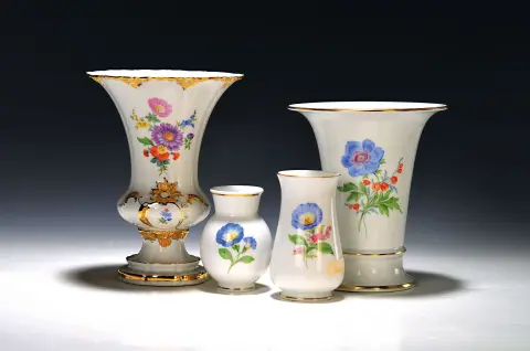 Quatre vases, Meissen, 20e s., vase à pied, vase cylindrique, deux petits vases, décor floral, H