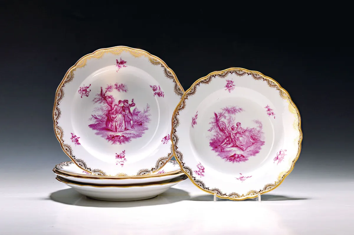 Vier flache und ein tiefer Teller, Meissen, um 1900-1920, ausgeschliffene Marke (mind. 2