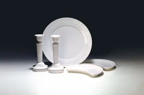 12 objets de table Kurland, KPM, Berlin, après 1945, porcelaine blanche, 8 assiettes demi-lune