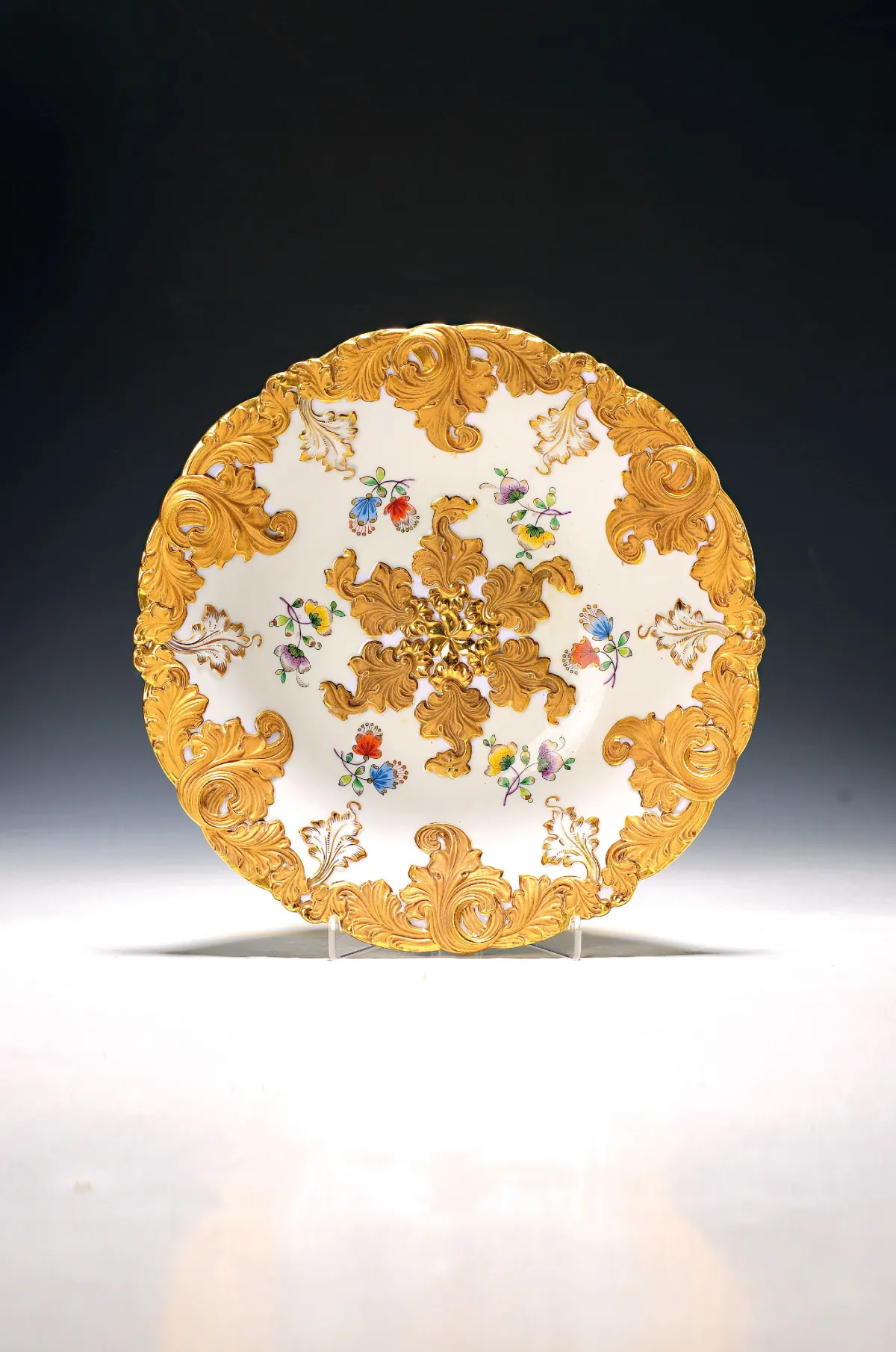 Prunkteller, Meissen, 20. Jh., Matt- und Glanzvergoldung ind. Blumen, D. ca. 28 cm
