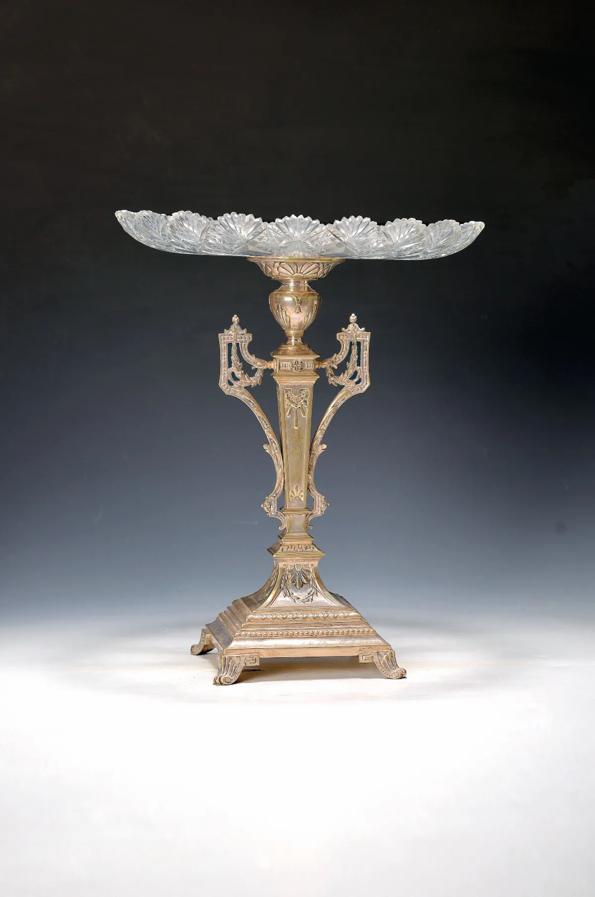 Tafelaufsatz und Deckeldose, deutsch, um 1900 , Metall versilbert, Tafelaufsatz mit