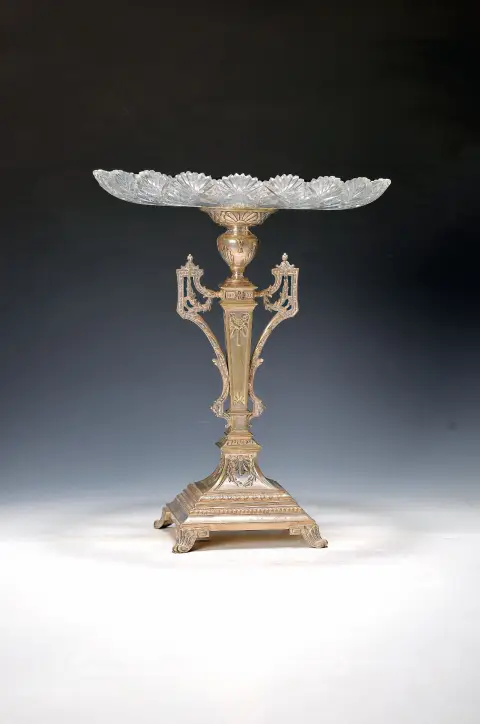 Surtout de table et boîte à couvercle, allemand, vers 1900, métal argenté, surtout avec